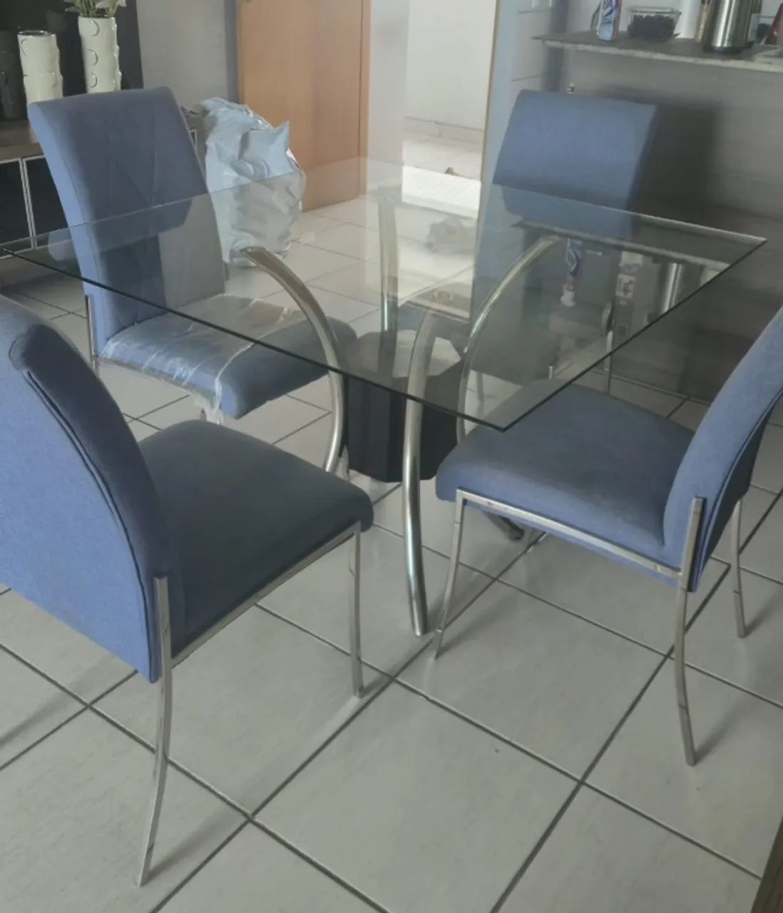 Mesa de jantar com 4 cadeiras