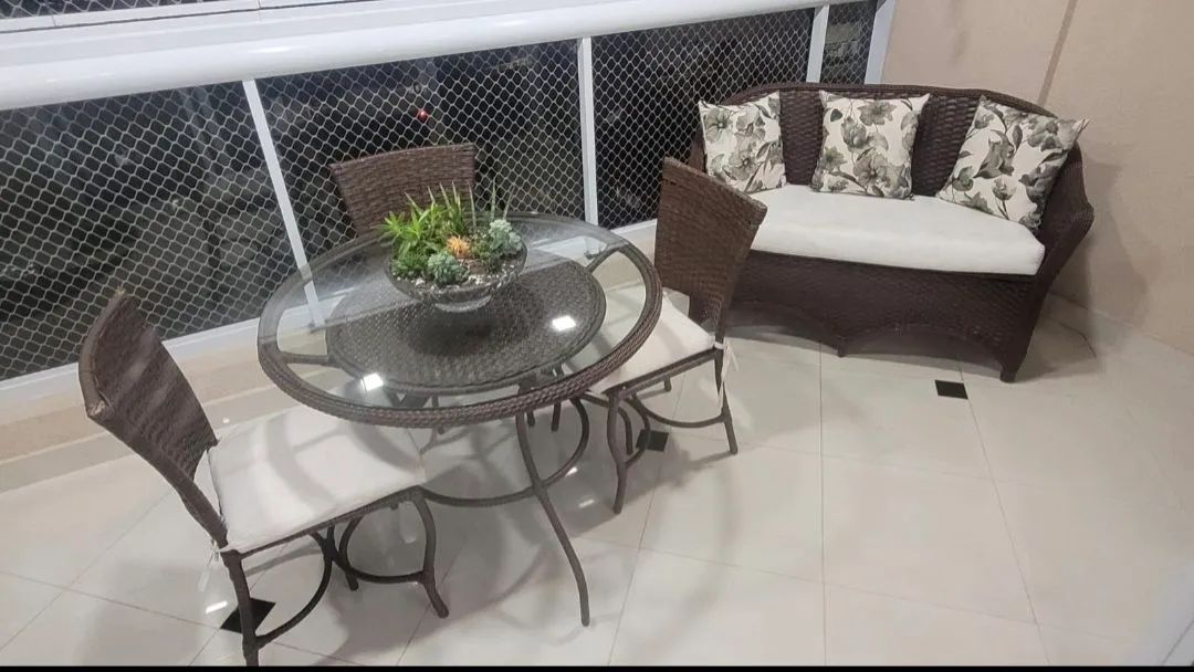 Mesa, cadeiras e sofá de vime