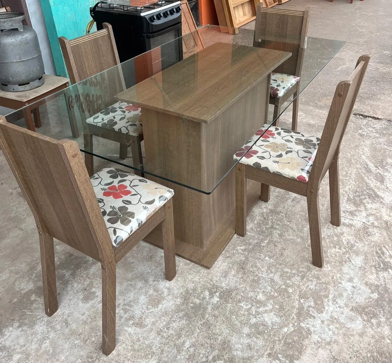 MESA DE VIDRO COM 4 CADEIRAS CONSERVADA - Foto 2