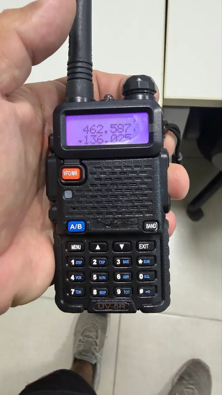Kit 2 rádio comunicador baofeng com fone lapela e comando  - Foto 4