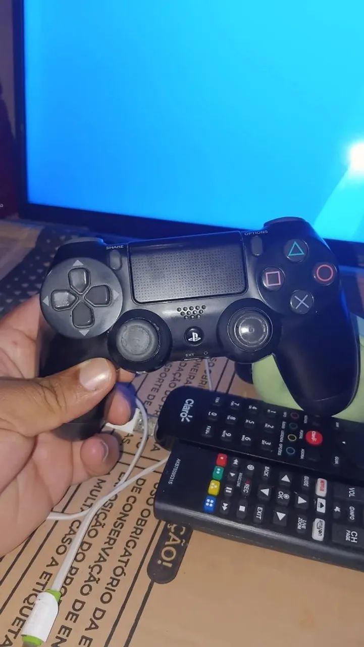 PS4 com controle e 7 Jogos  - Foto 2