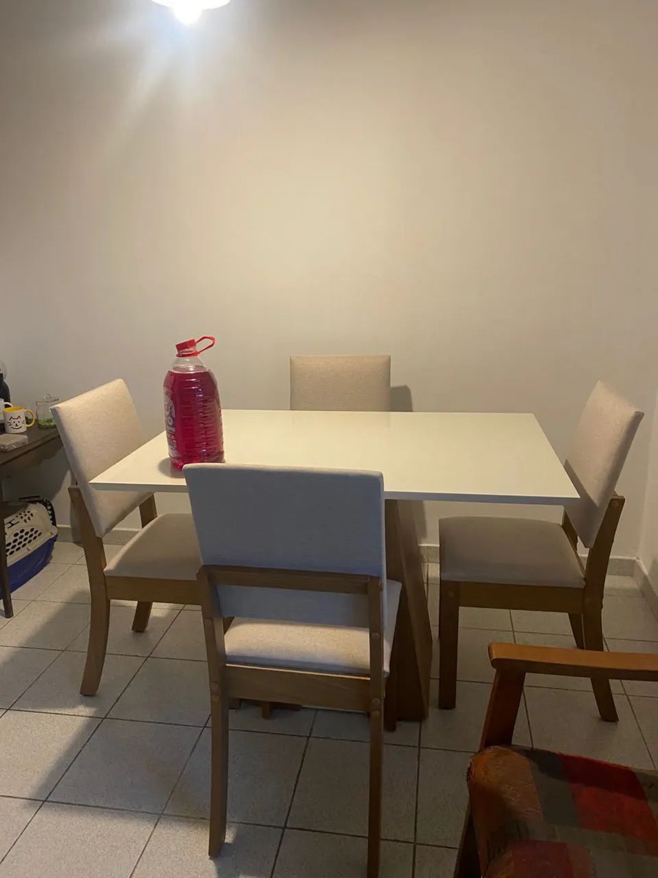 Vendo mesa com 4 cadeiras