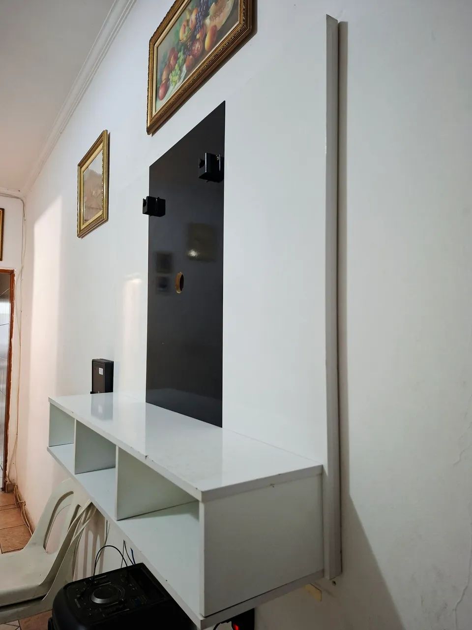 Painel para TV com nichos - MDF branco e preto - Foto 2