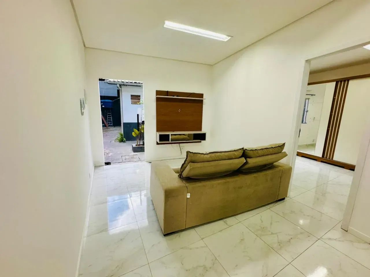 ALUGO LINDA CASA SEMI MOBILIADA DE 2 QUARTOS NA MARAMBAIA, COM CENTRAIS NOS QUARTOS - Foto 3