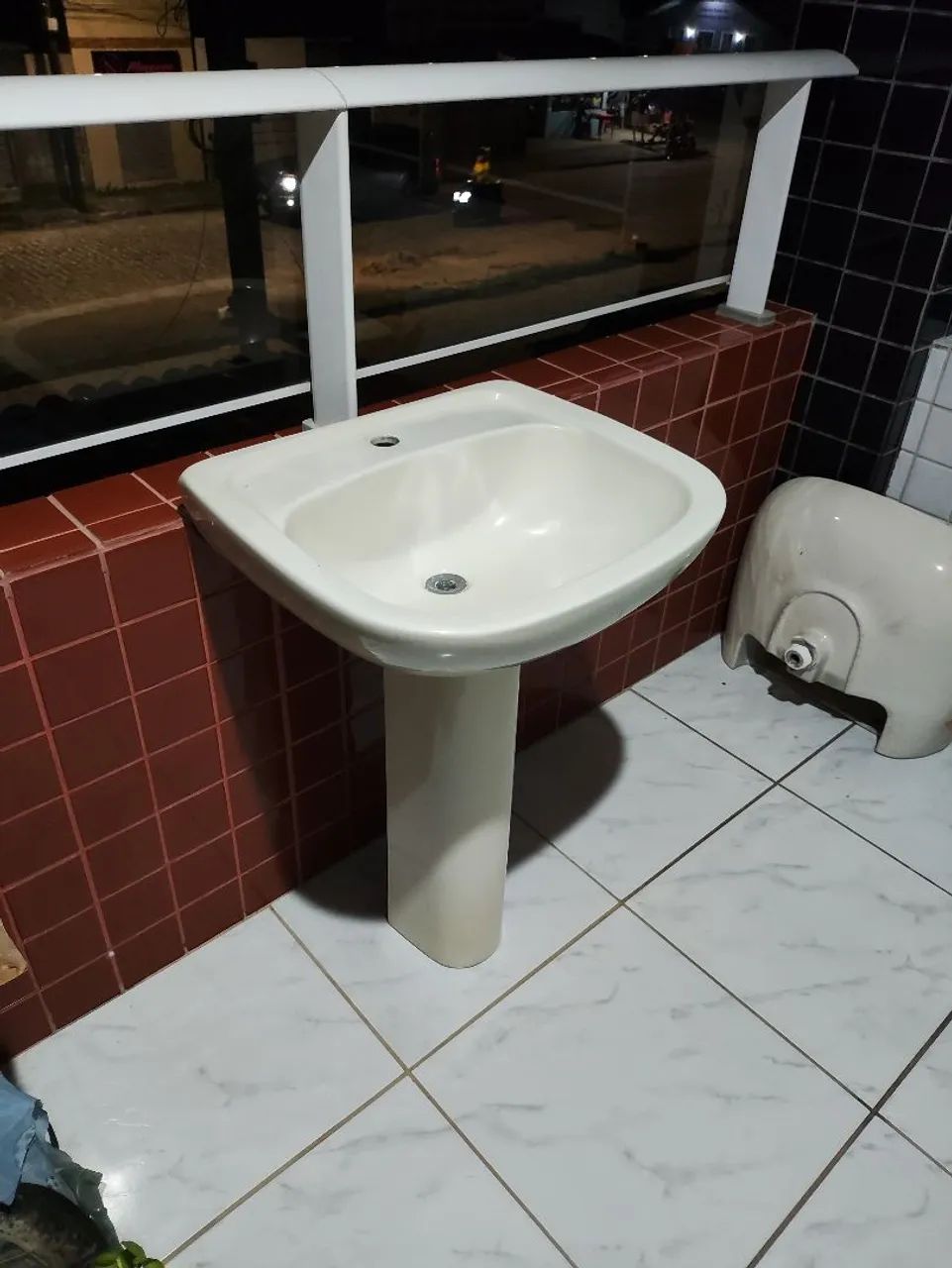 lavatório com coluna