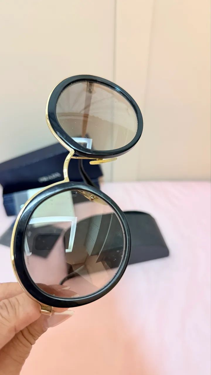 Óculos de Sol Prada Acetate Round Preto  c dourado  - Foto 4