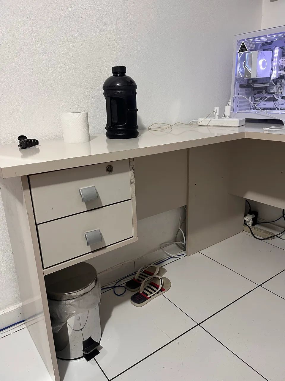 Mesa de Escritório em L com Gaveteiro - Foto 4