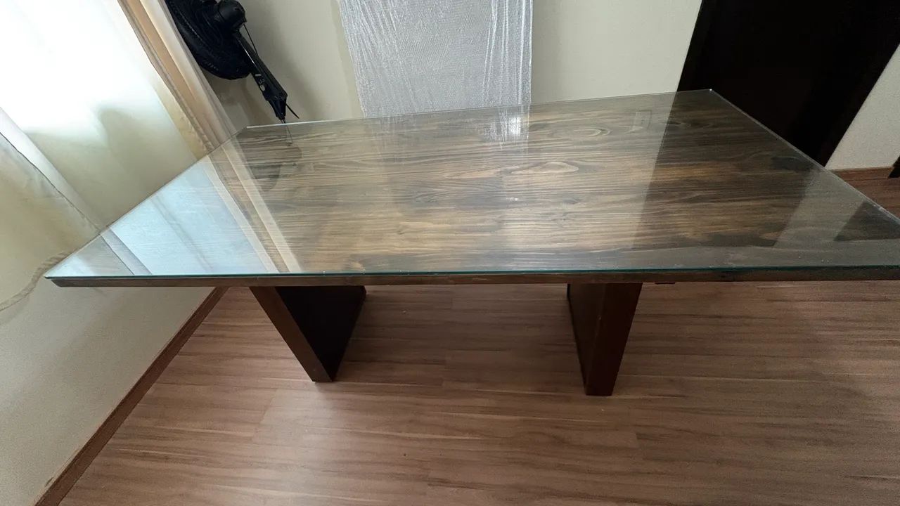 MESA + MÓVEIS DE SALA À VENDA 