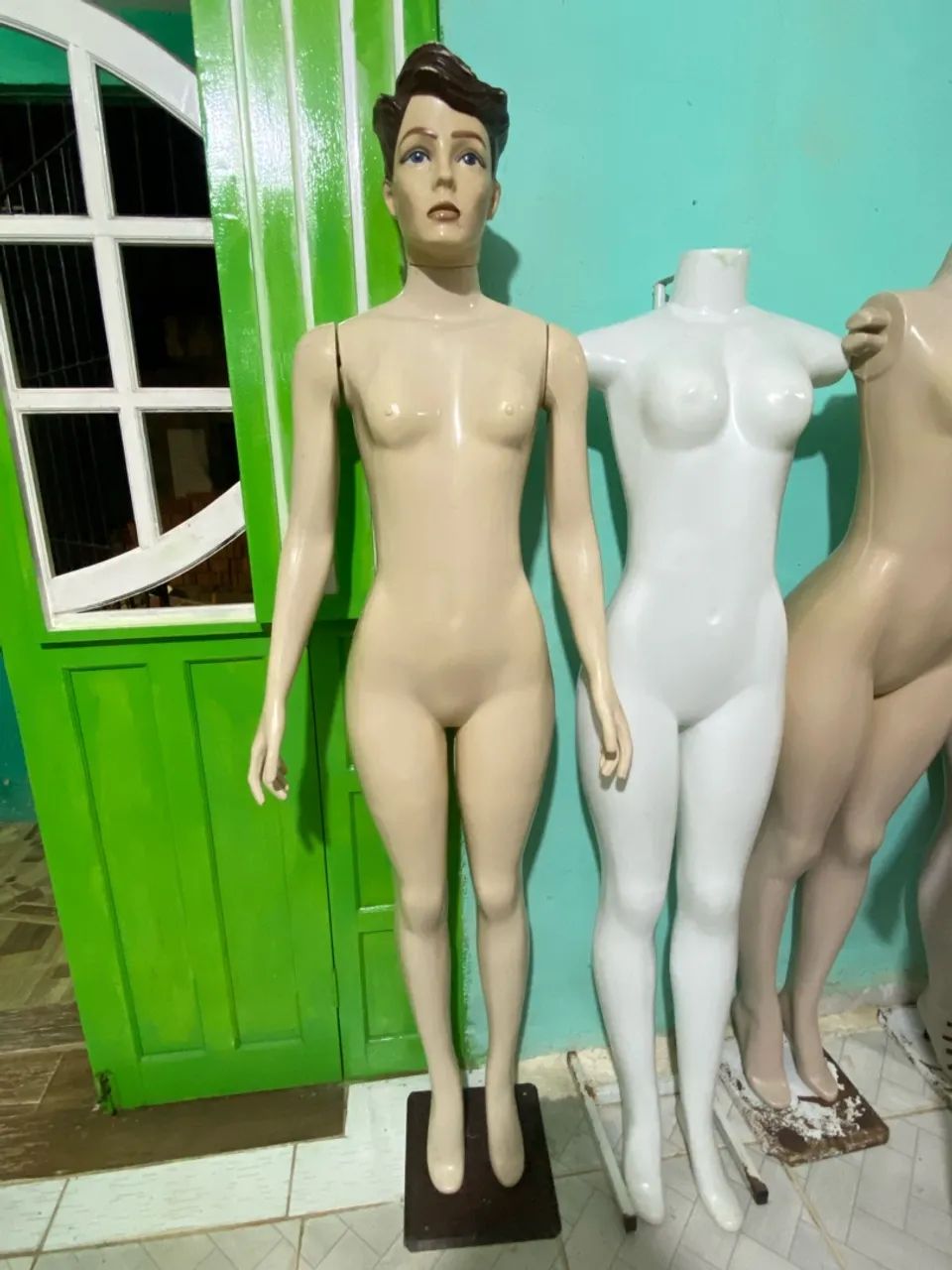 Vendo manequins e araras 