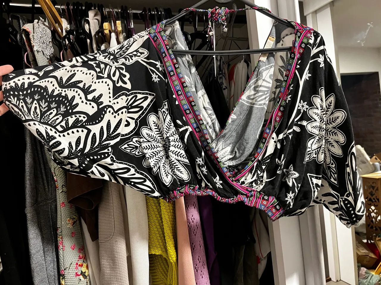 Roupa blusa Cropped com estampa tropical  - Foto 2