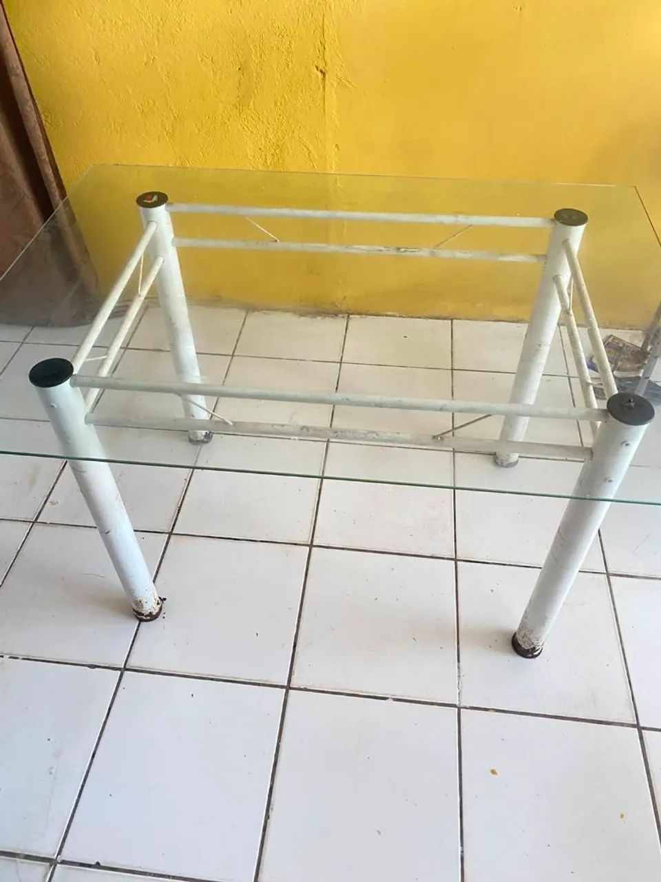 Vendo mesa com tampo de vidro e 4 cadeiras - Foto 3