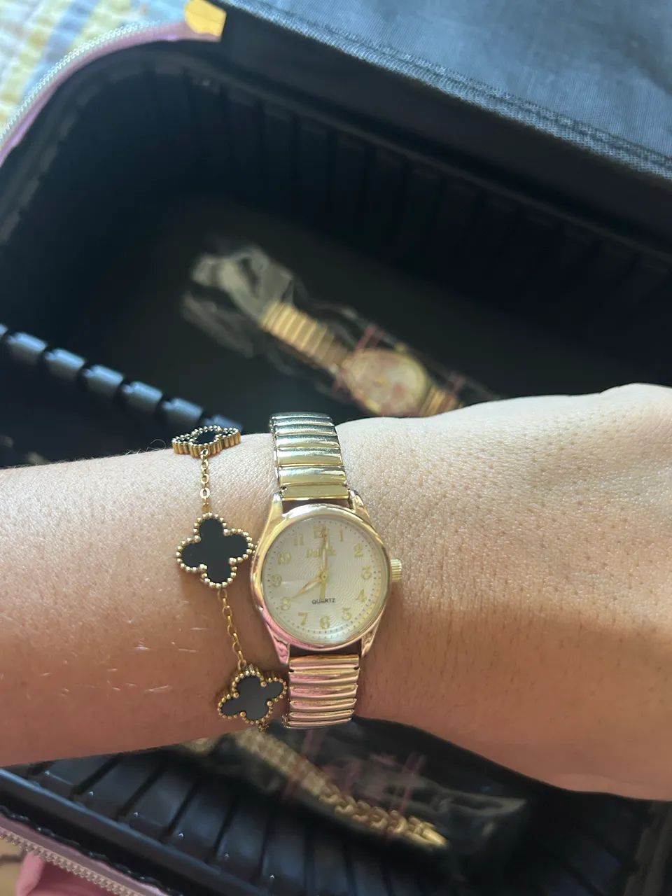 Relógio Feminino Dourado Pulseira de Aço Flexível - Elegante e Sofisticado  - Foto 2