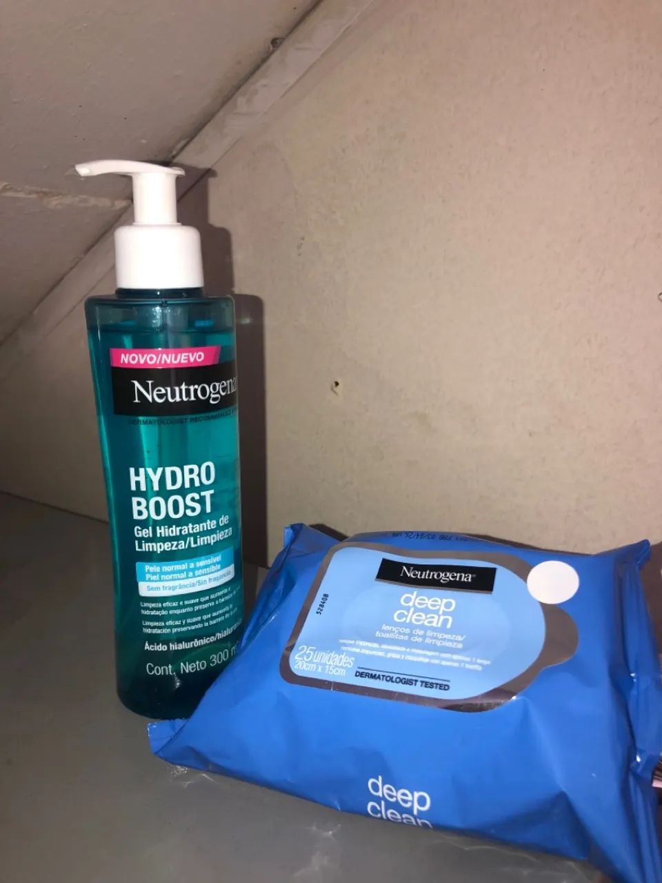 Kit Neutrogena Hydro Boost 300ml + Lenço Deep Clean