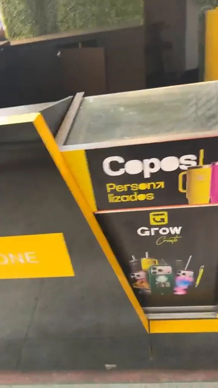 Expositor Comercial Amarelo e Marrom com Prateleiras e Armário - Foto 5