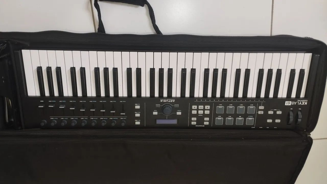 Keylab essesial 61 + interface de áudio Roland.