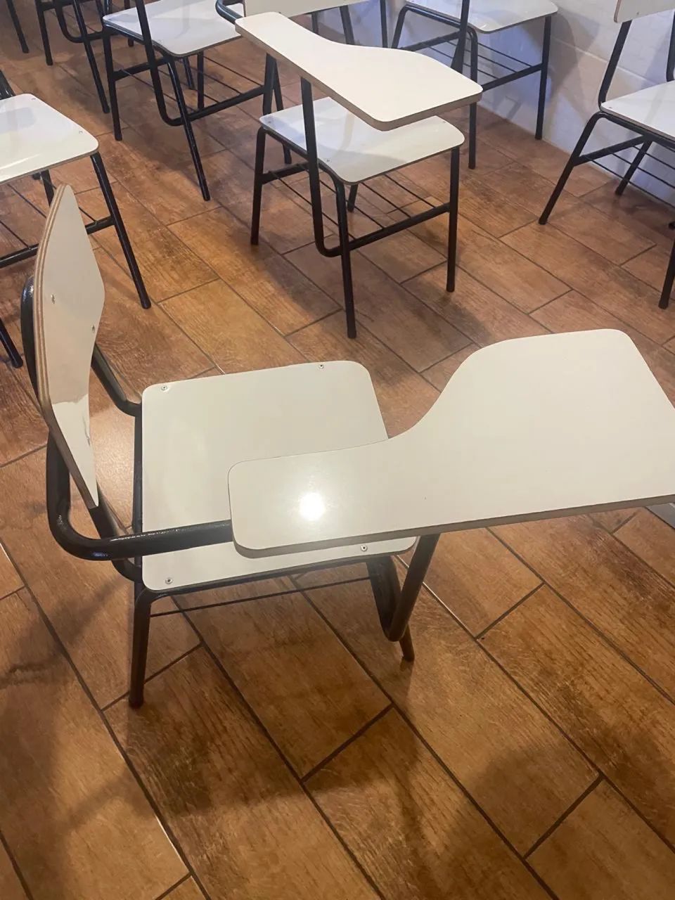 25 cadeiras escolares com prancheta lateral