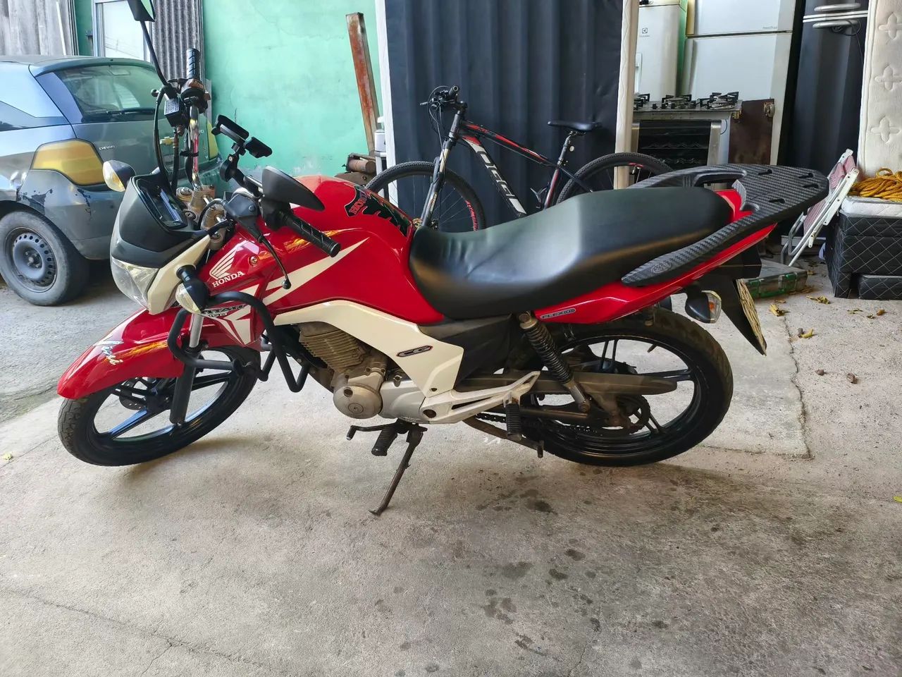 Titan 2015 vermelha 