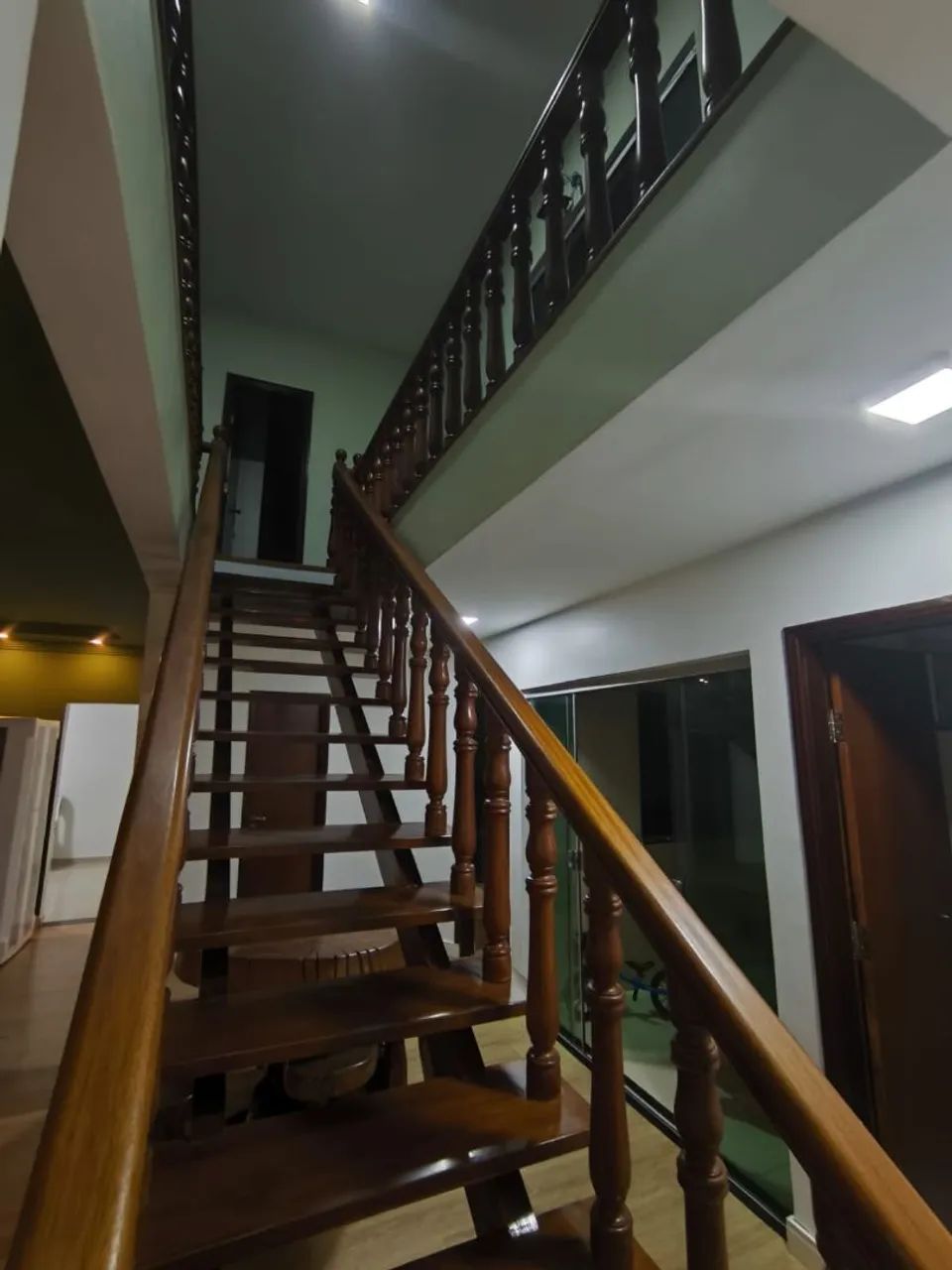 Escada antiga de madeira maciça com corrimão - 5 metros - Foto 3