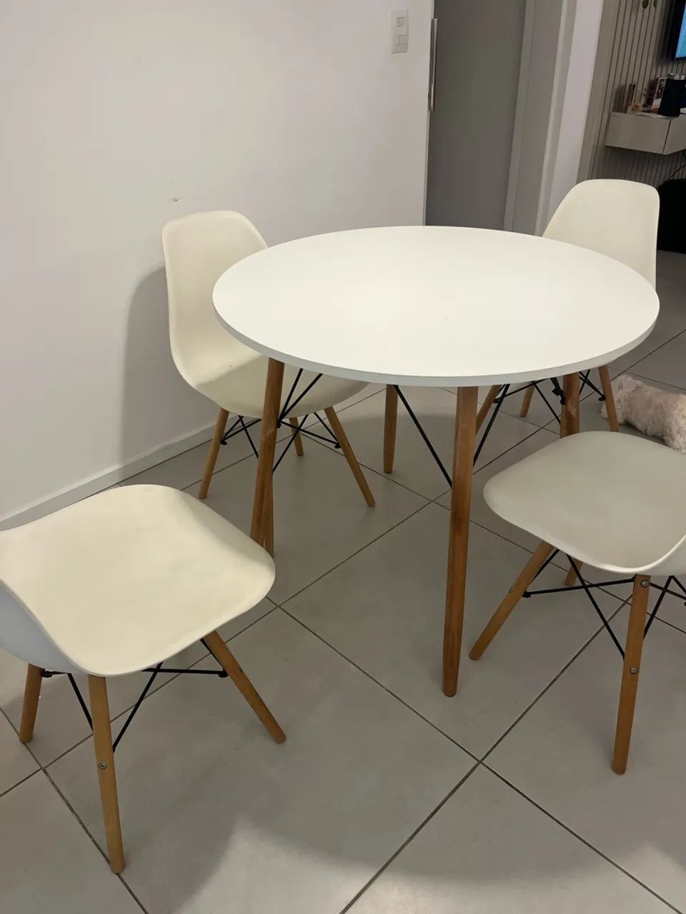Mesa redonda branca com 4 cadeiras