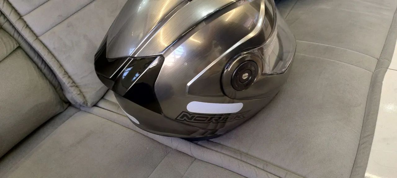 Capacete Norisk com óculos número 62