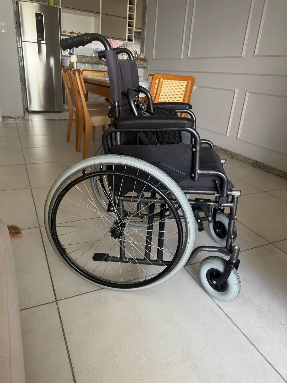 Vendo cadeira de rodas Semi nova  - Foto 3