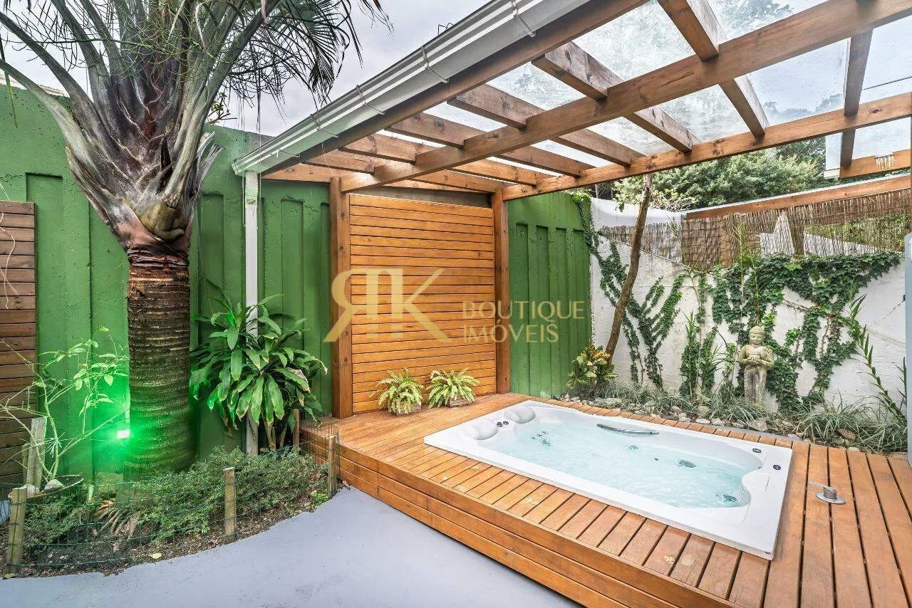 Casa na Praia Mole com trilha exclusiva para a Lagoa da Conceição