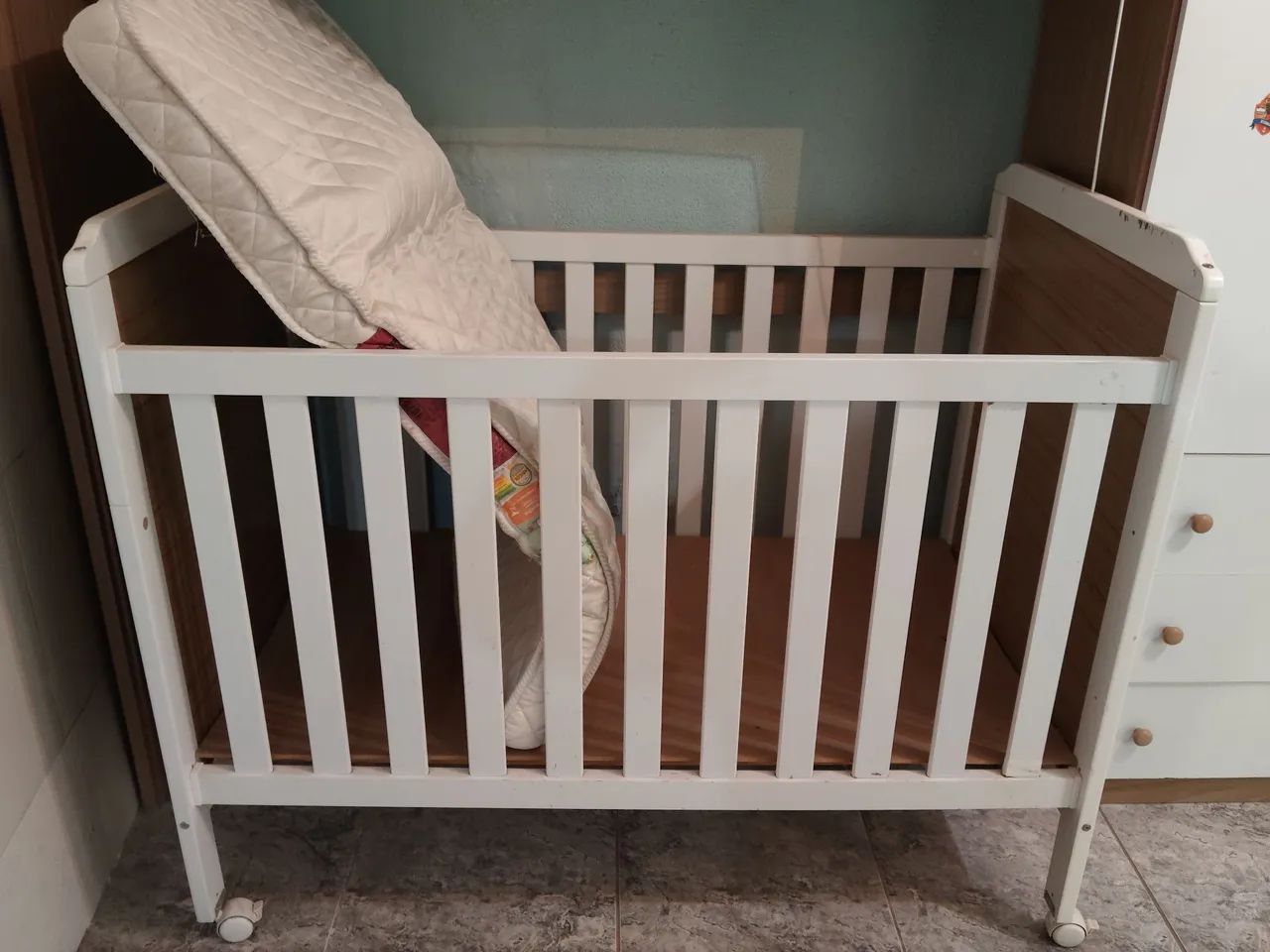 Guarda roupa com berço e colchão  - Foto 3