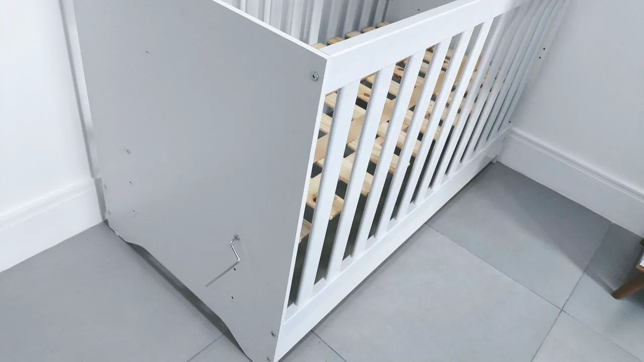 Berço de bebê branco 