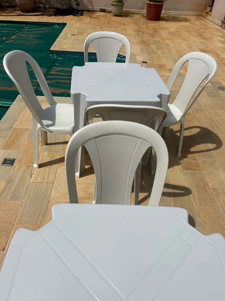 Jogo de mesa com 4 cadeiras plástica cor branca.  - Foto 2