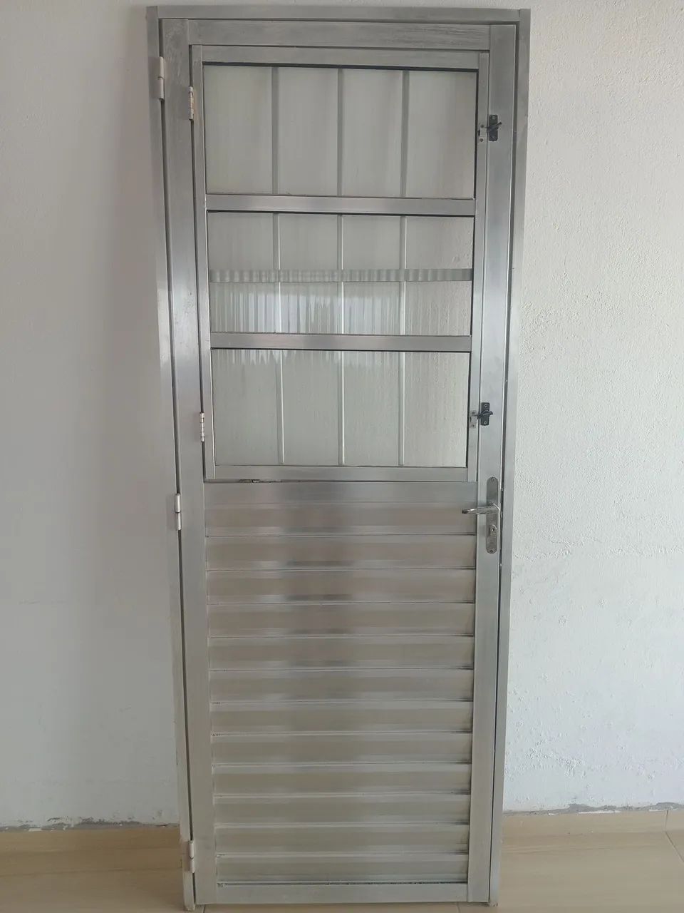 Porta de alumínio com grade intregada 