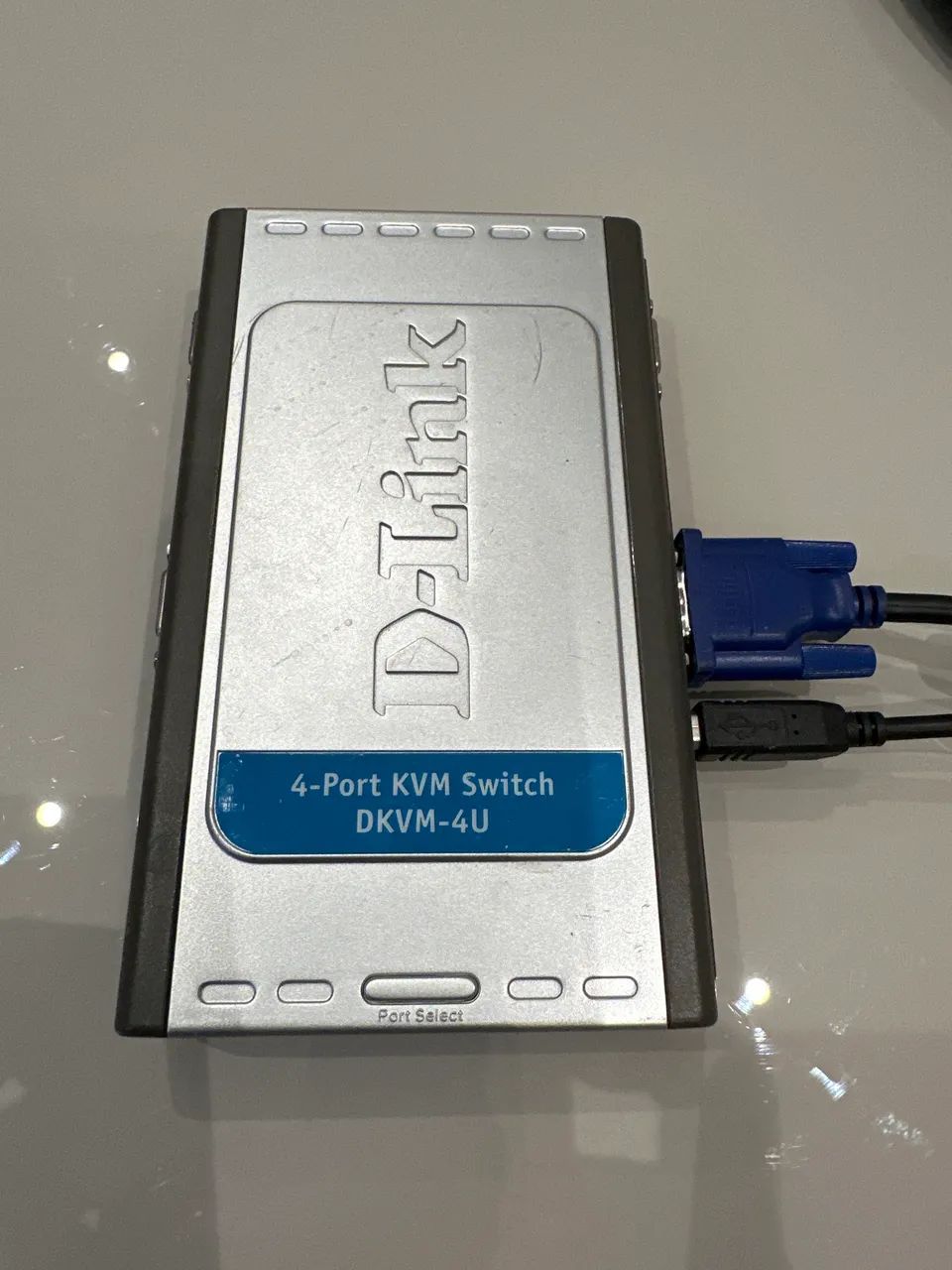 Chaveador KVM D-Link 4 portas VGA e USB. 