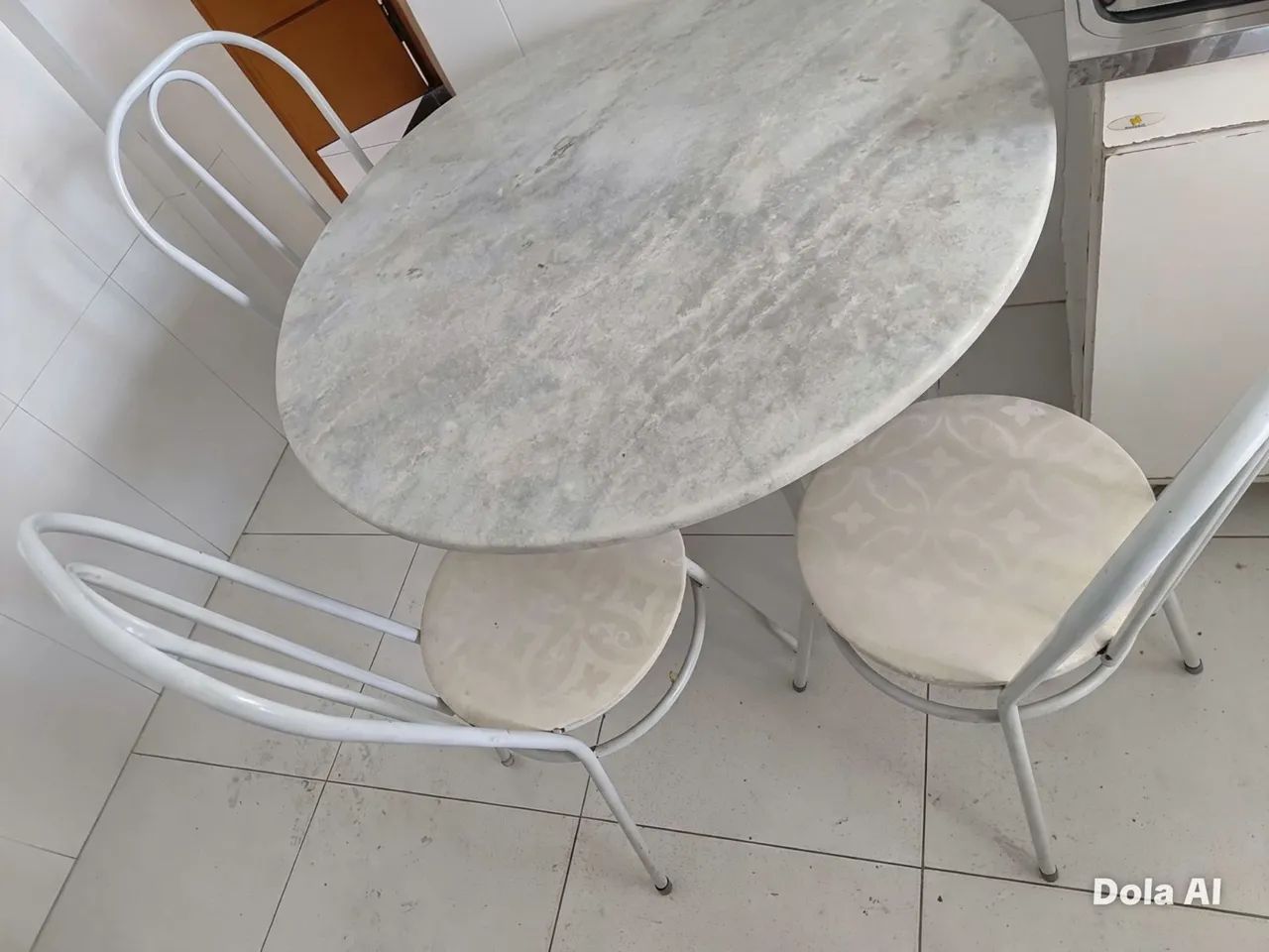 Mesa com Tampo de Mármore (Redonda) + 3 Cadeiras de Brinde