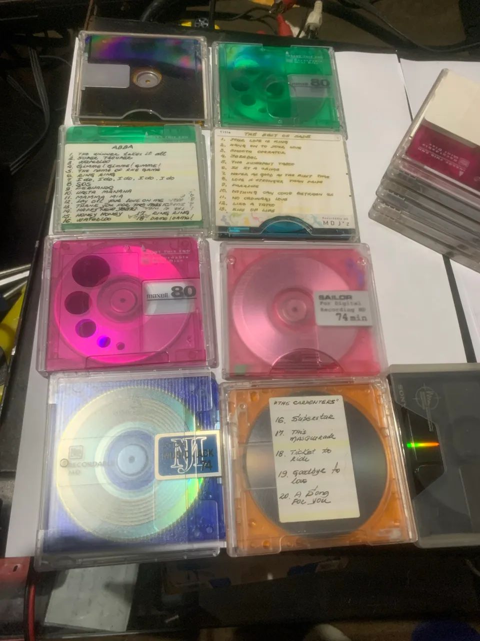 15 MiniDiscs (MDs), um formato de armazenamento de dados
