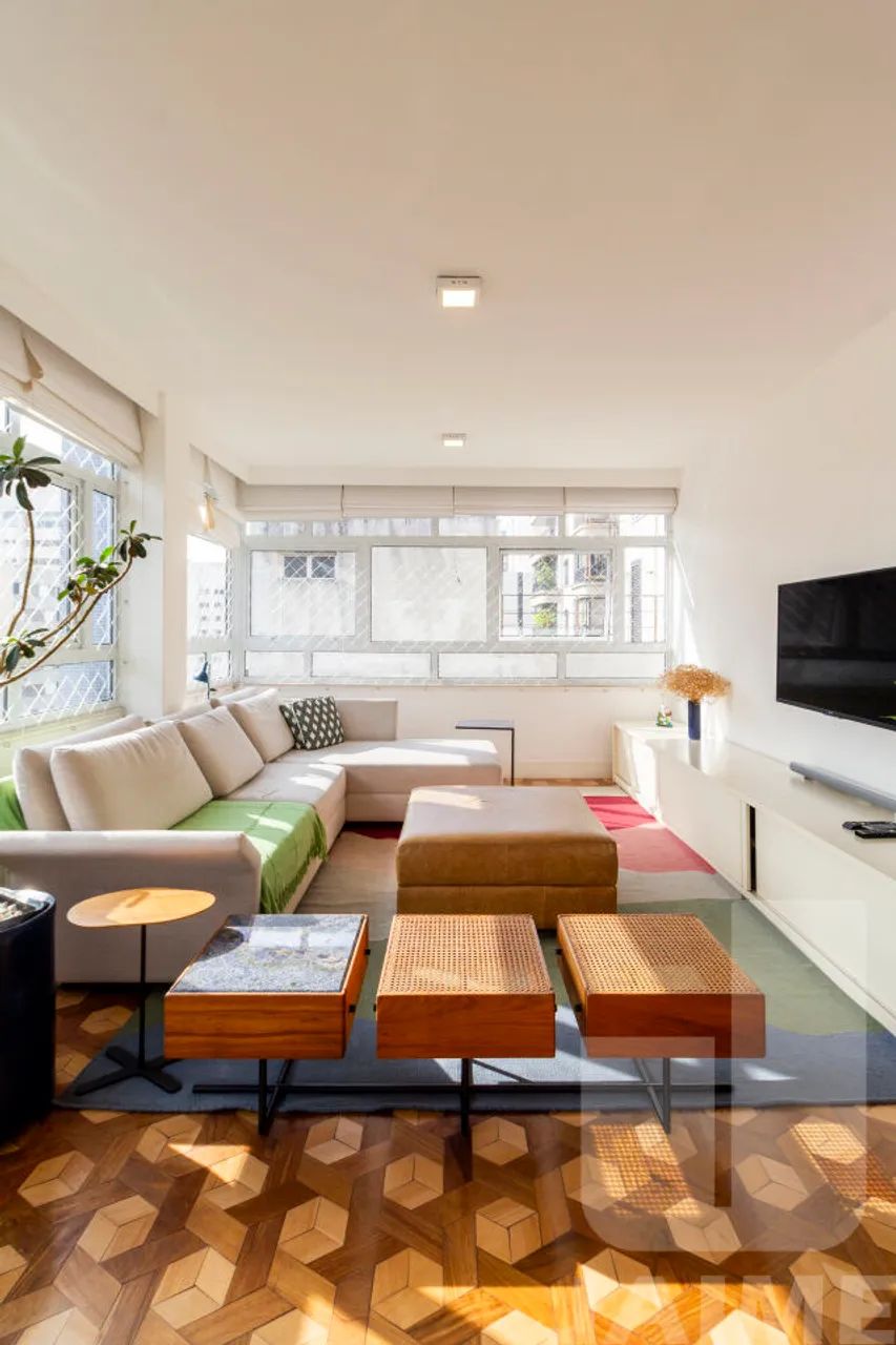 Apartamento reformado, amplo ,com 4 dormitórios e 3 banheiros - Foto 4