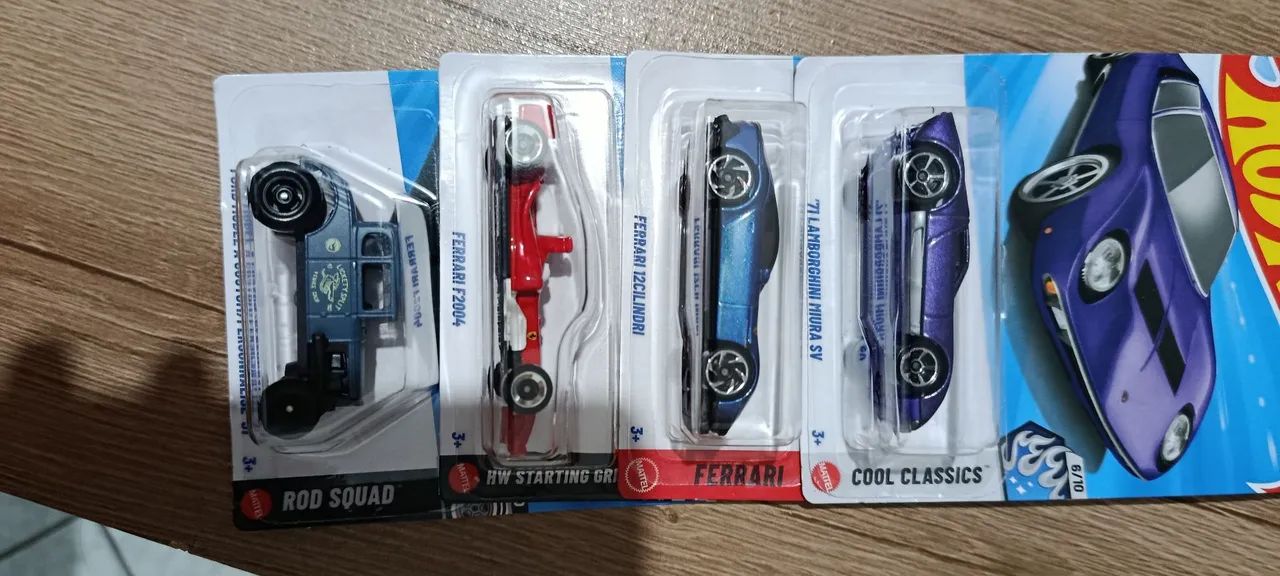 4 Hotwheels 