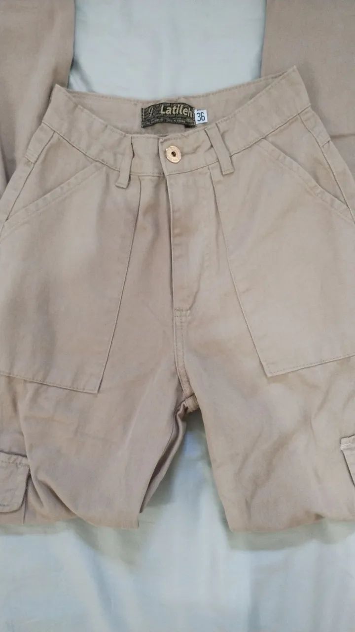 calça bege estilo cargo com modelagem wide leg da marca Latilah