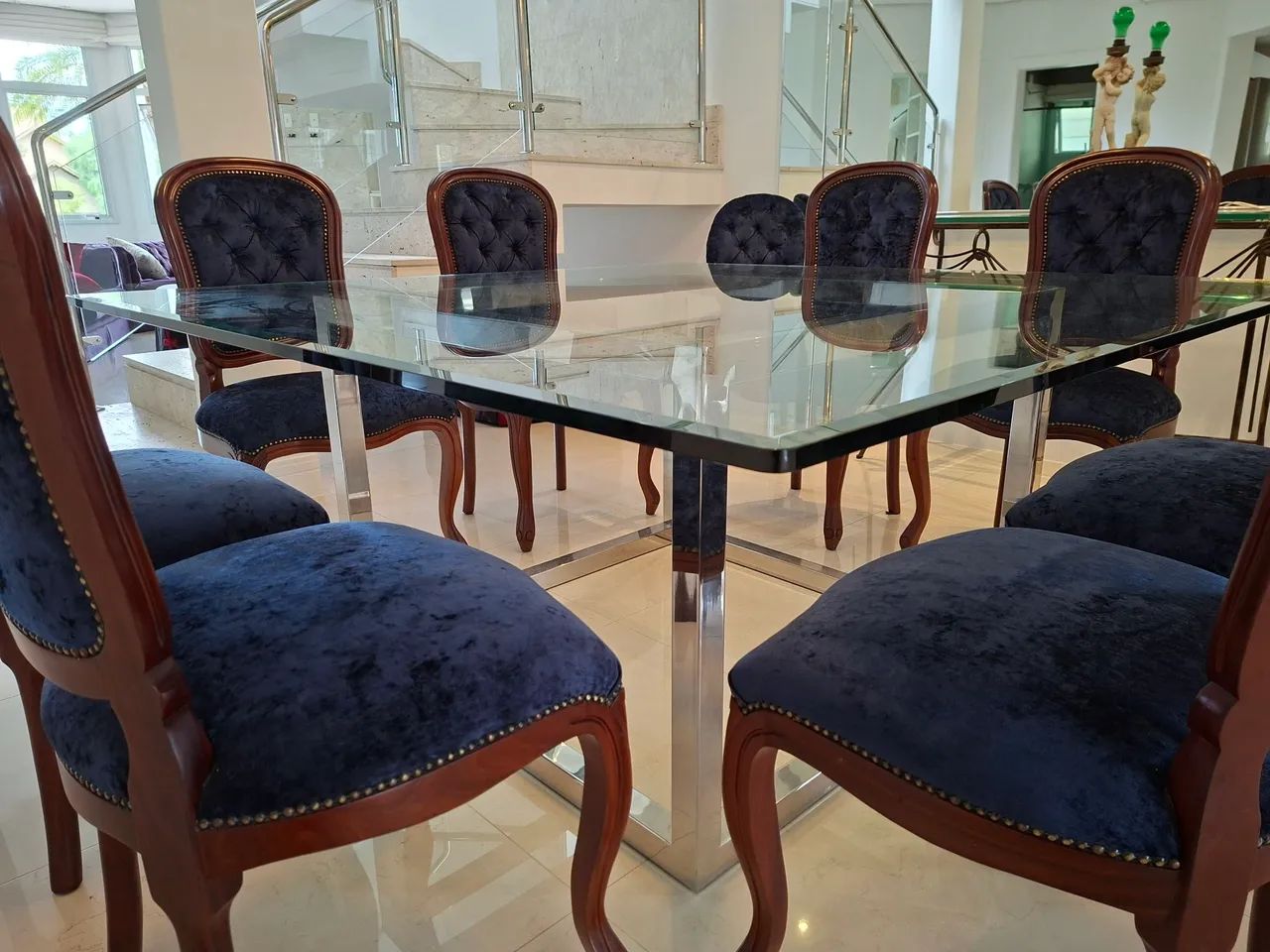 Mesa de jantar com tampo de vidro + 8 cadeiras de madeira maciça - Foto 2