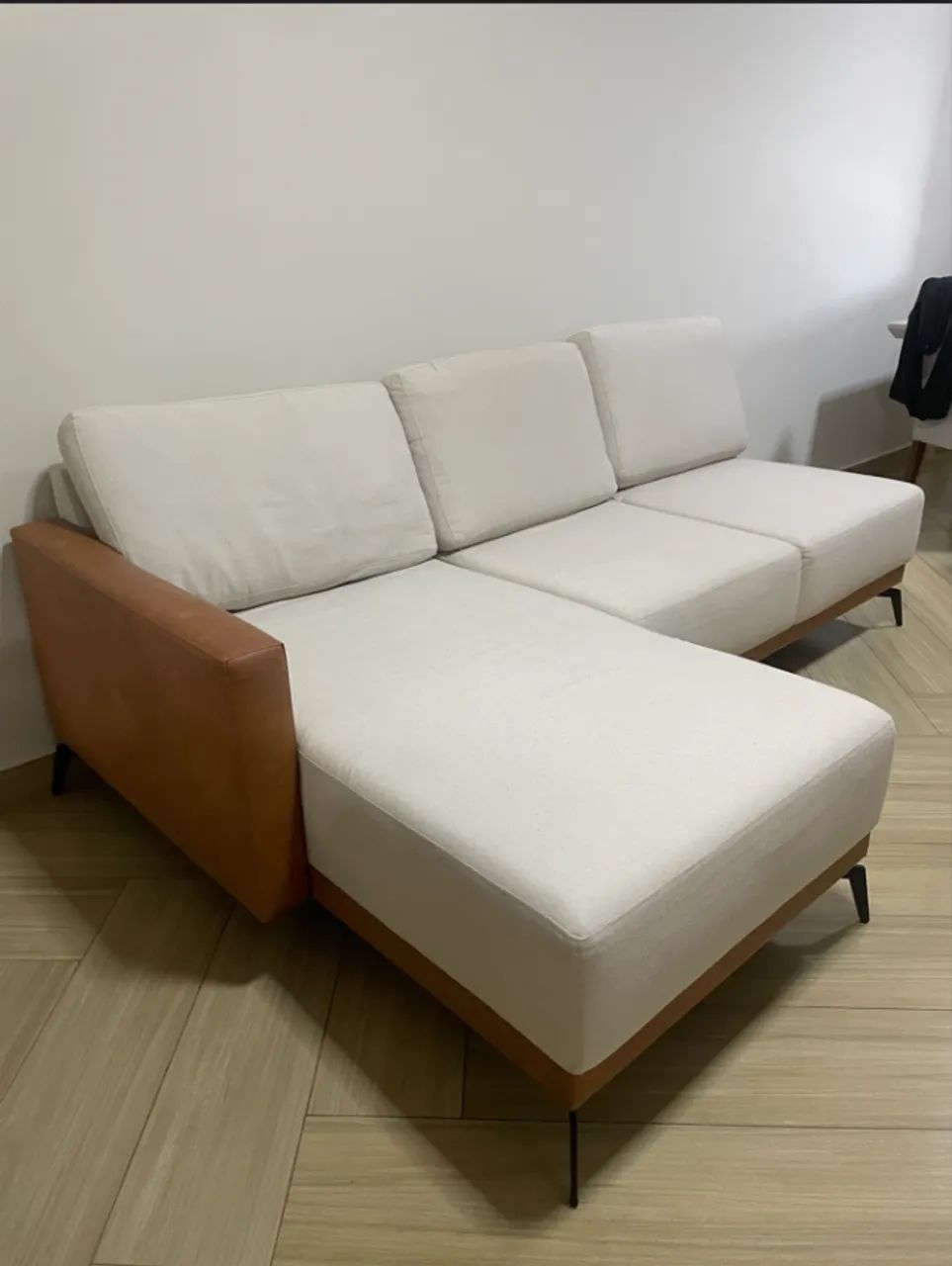 Sofá de Sala em Linho Off White com Couro Caramelo