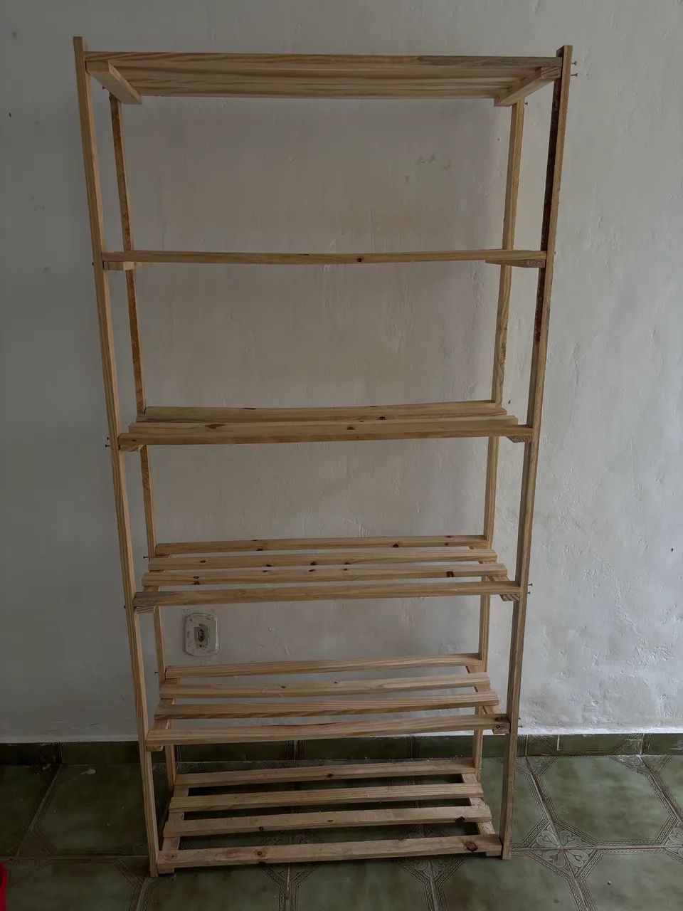 Estante de madeira