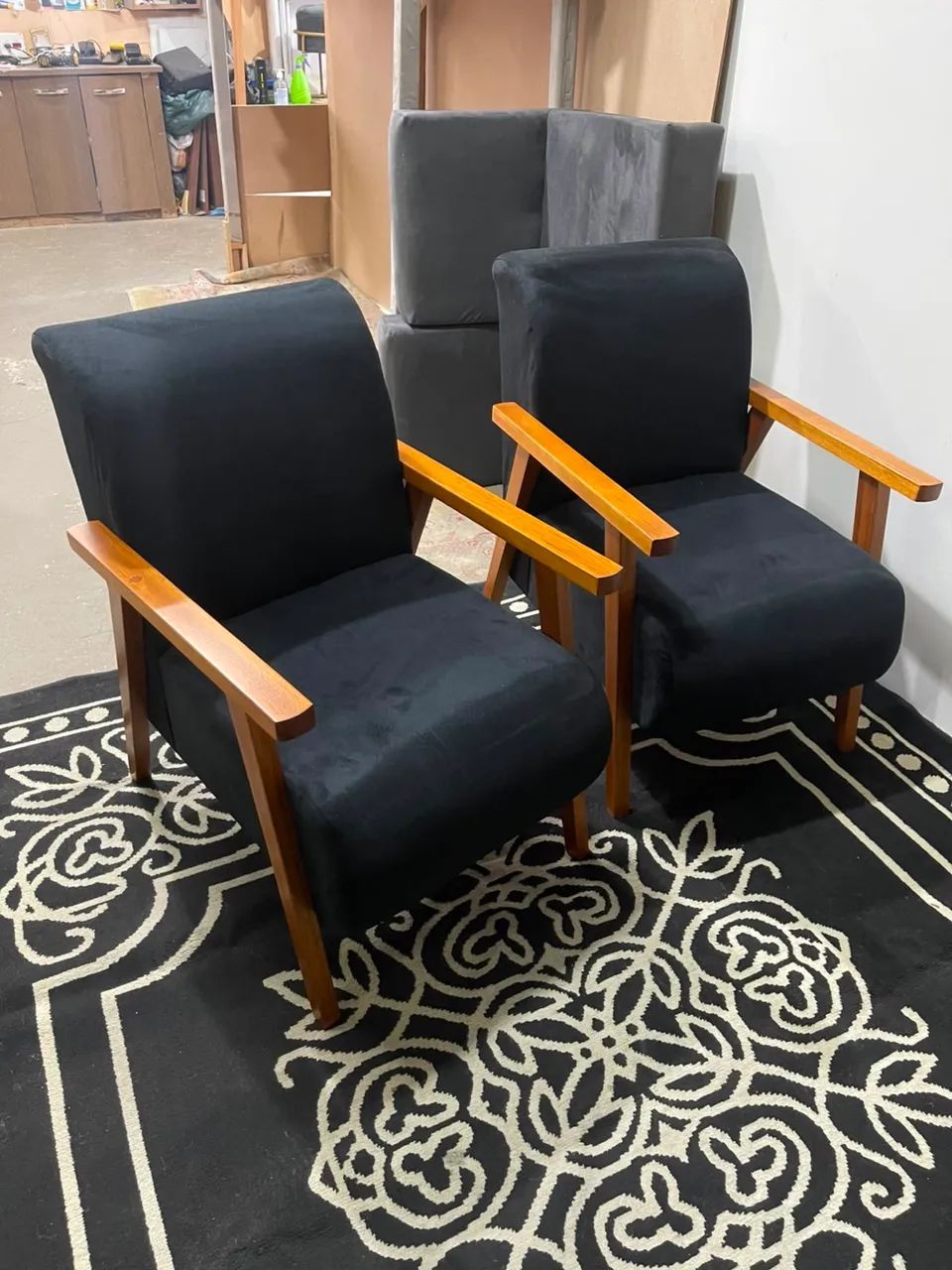 POLTRONA OLÍVIA BRAÇOS MADEIRA MACIÇA EM SUEDE,  - Foto 4