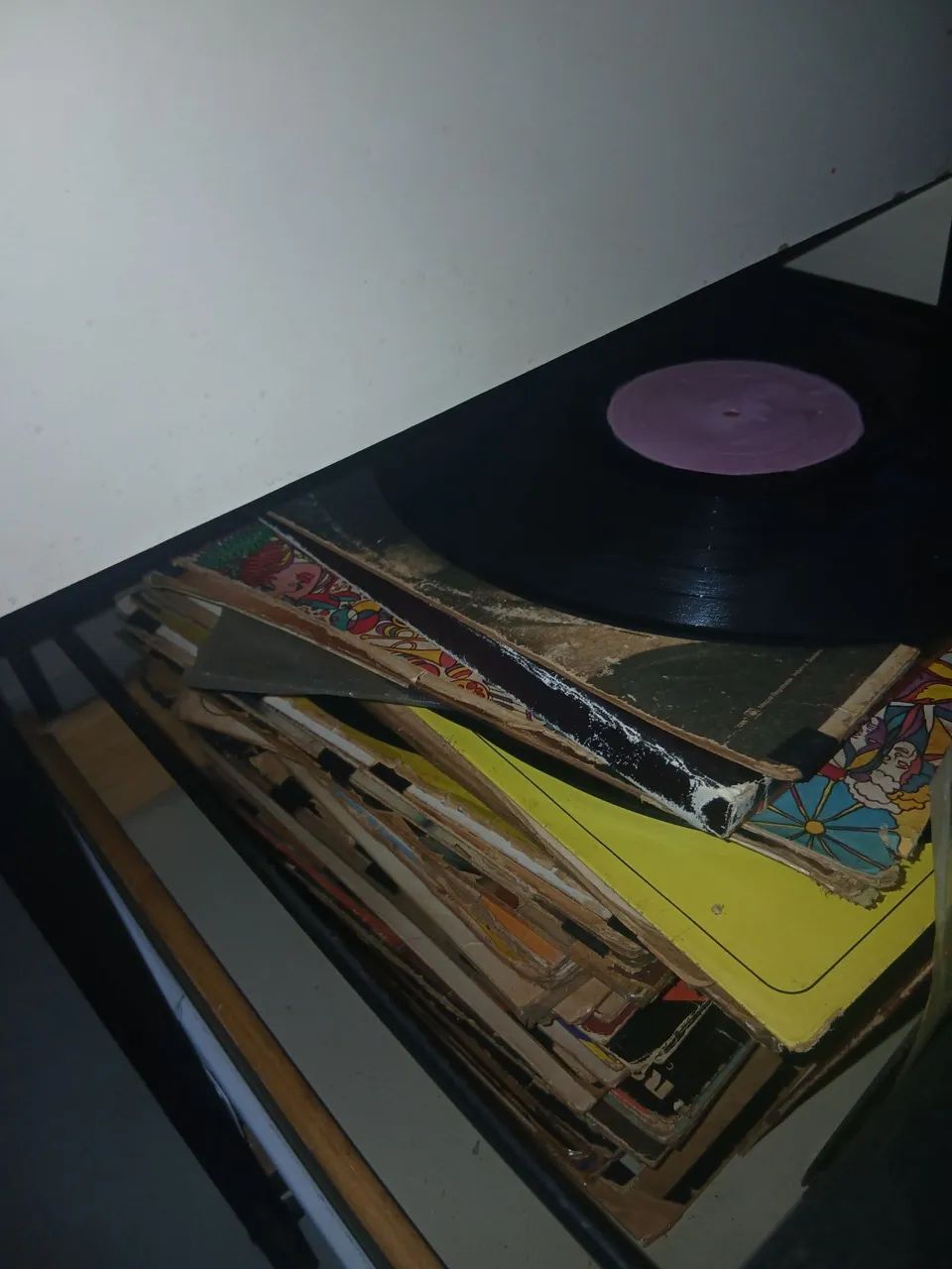 Discos variados e a maior parte arranhado