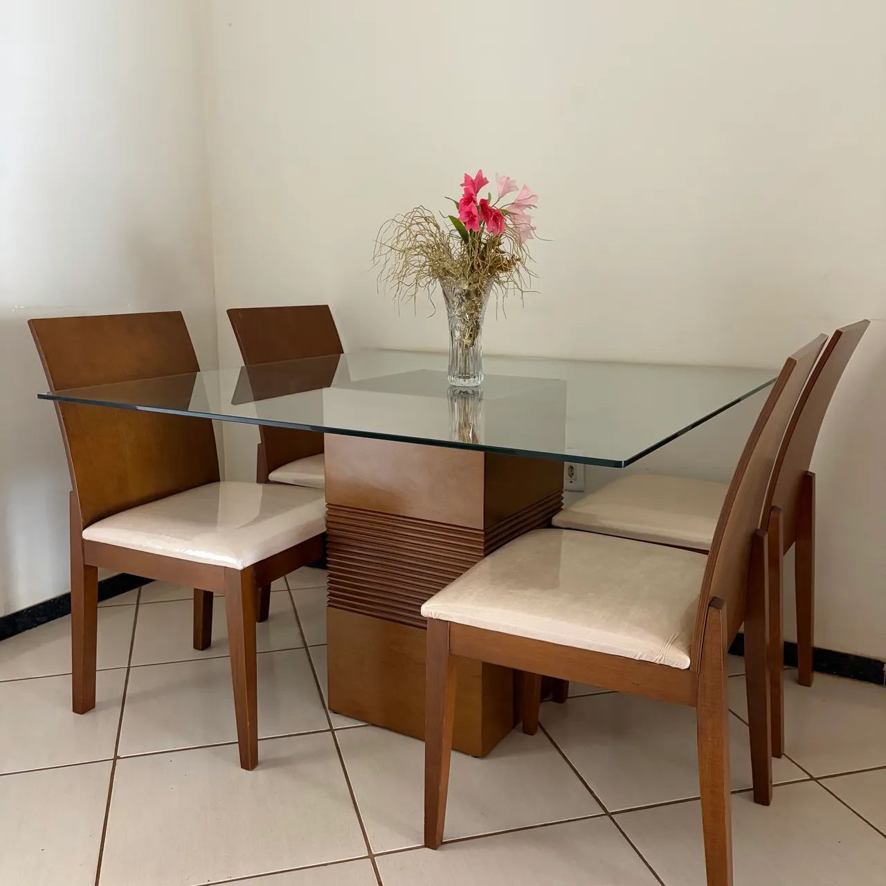 Mesa de vidro com cadeiras