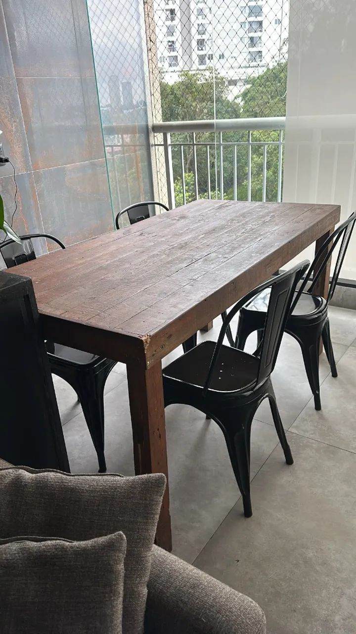 OPORTUNIDADE! Mesa jantar madeira rústica com 4 cadeiras. Ótima qualidade/ estado!
