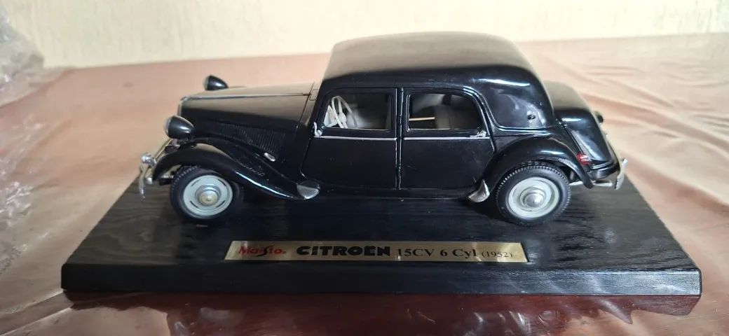 Miniatura carro 1/18 Citroën 15CV 6 Cyl (1952) Preto - Maisto