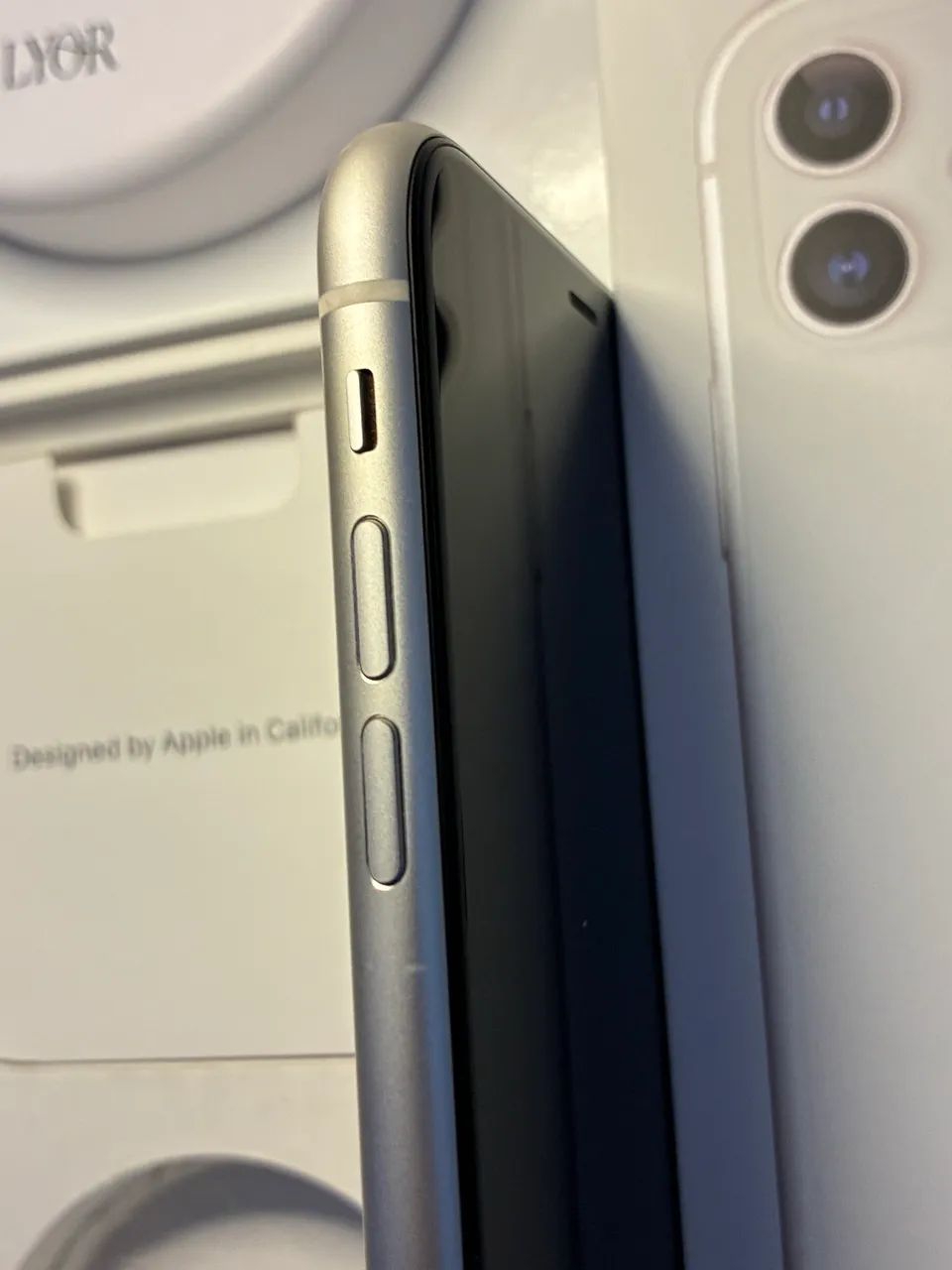 iPhone 11 64GB Branco - Caixa Original e Acessórios - R$ 900