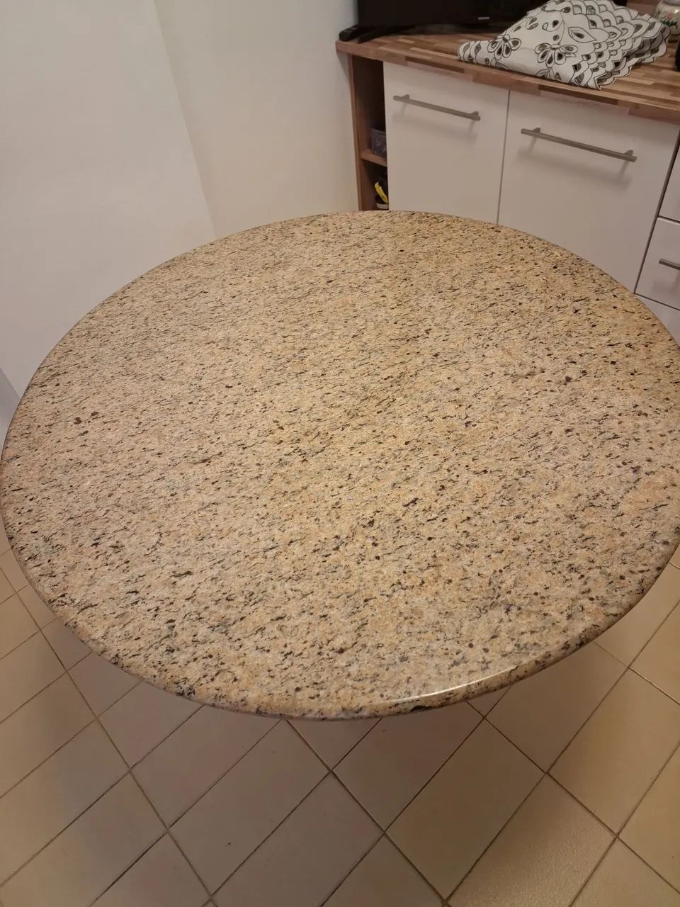 Mesa redonda com tampo e pé de granito  - Foto 3