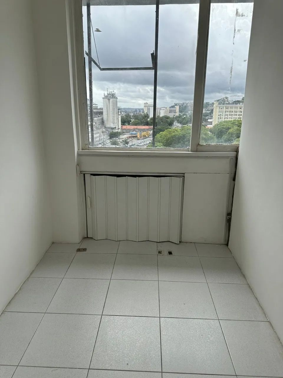 ALUGA AMPLAS SALAS COMERCIAIS NO COMÉRCIO - Foto 4