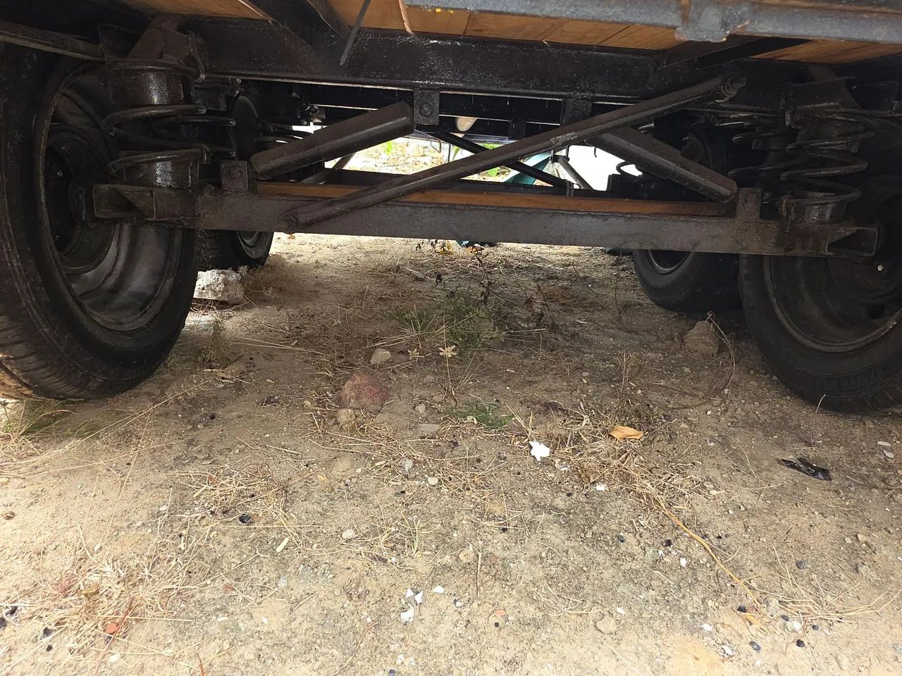 Vendo carroça prancha 2 eixos - Foto 2