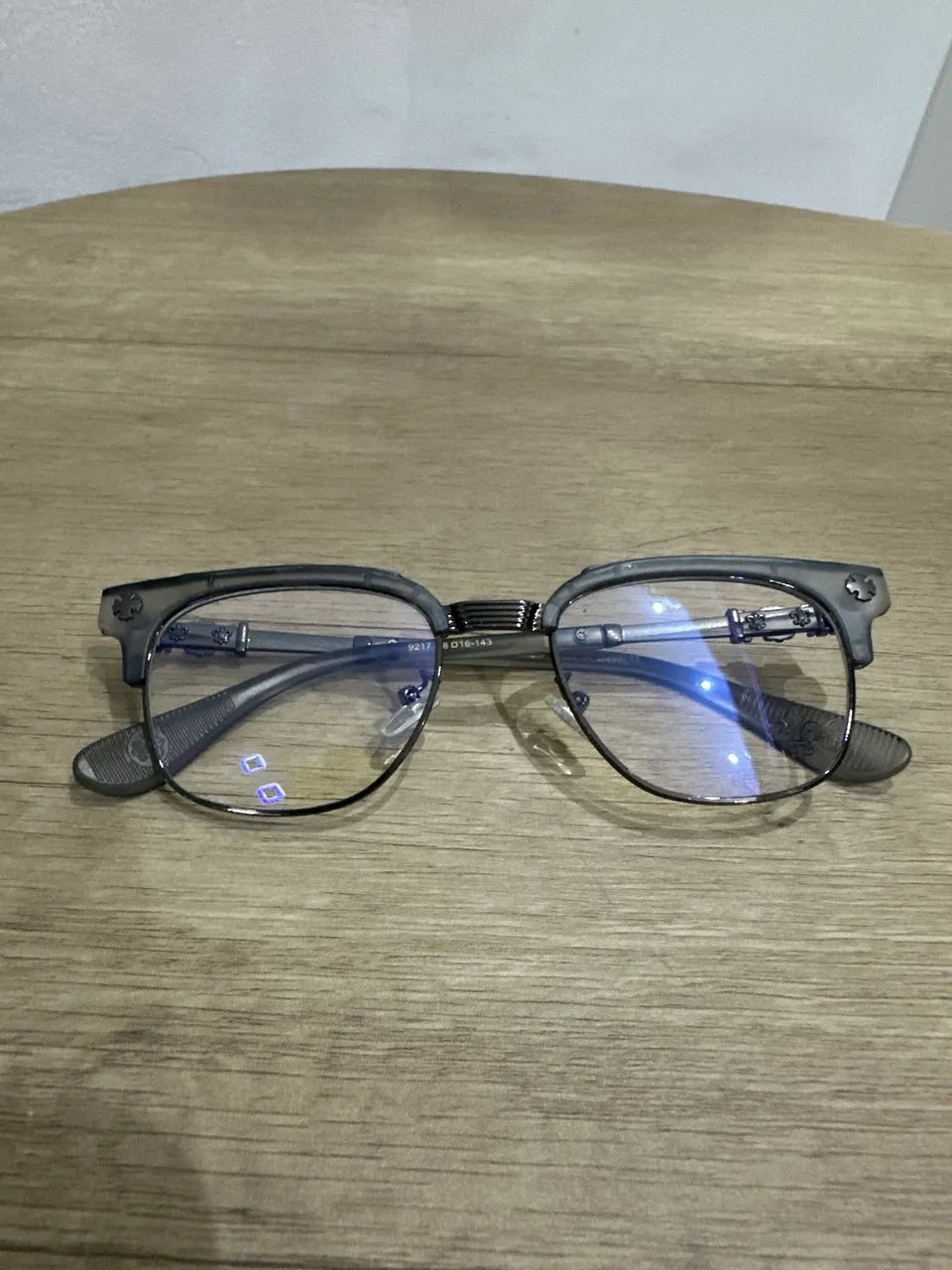 Óculos Chrome Hearts cinza CH08 Com filtro de luz azul  - Foto 4