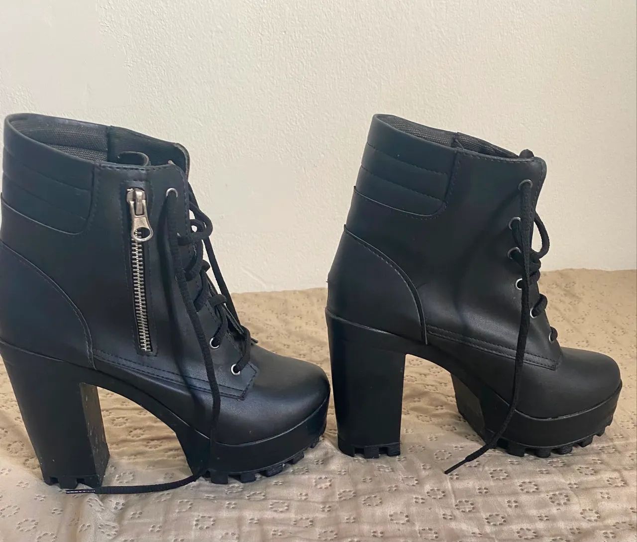 Bota de Salto tamanho 35 